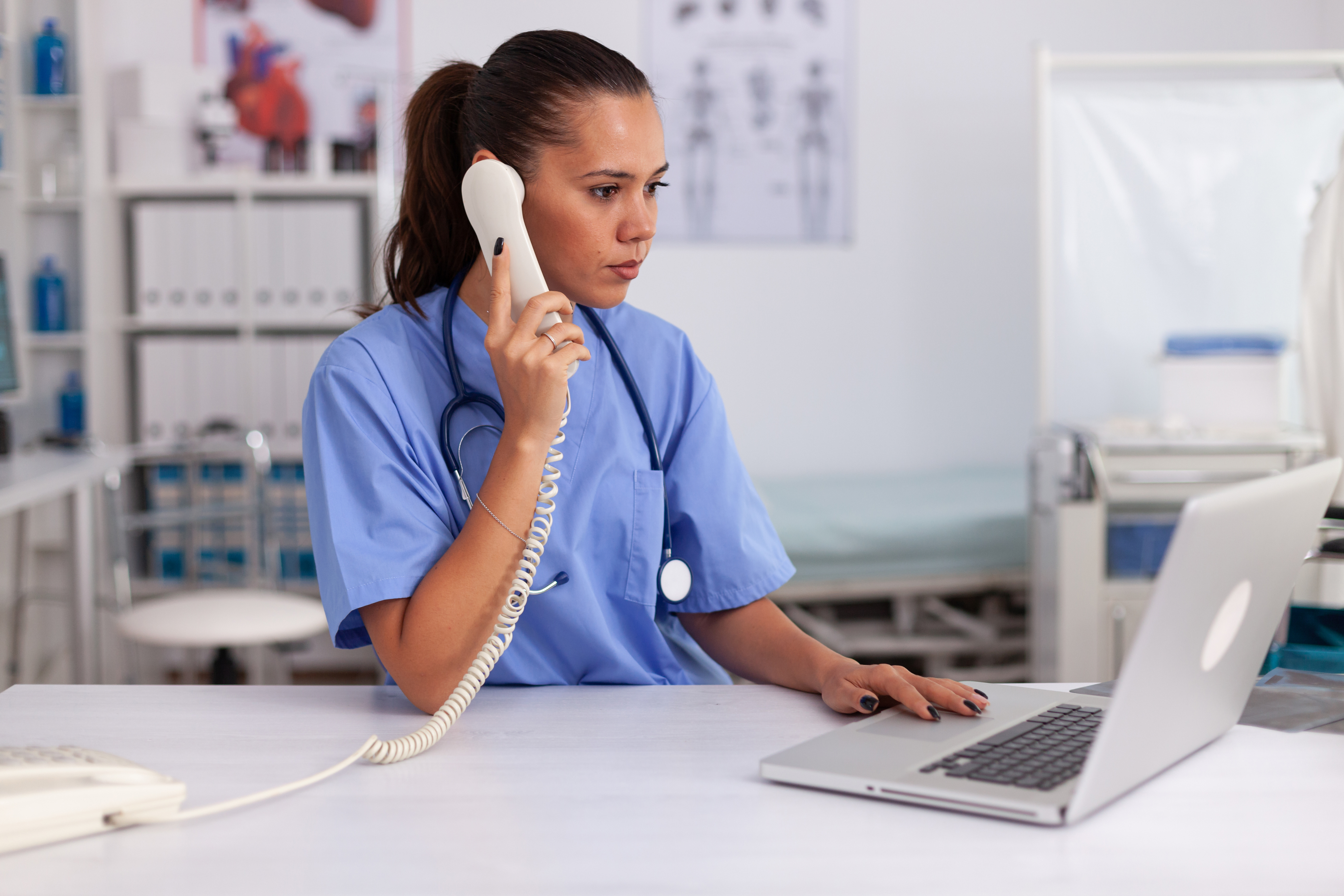 Professionnelle au téléphone